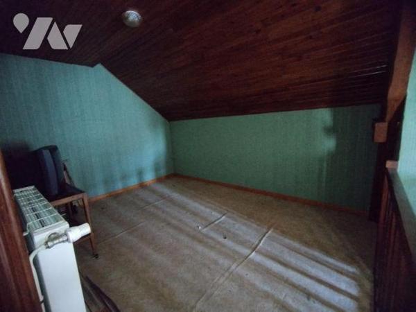 Maison élevée sur cave pour partie, composée au rez-de-chaussée:
- véranda, cuisine aménagée, ...