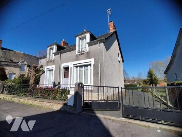 Maison élevée sur cave pour partie, composée au rez-de-chaussée:
- véranda, cuisine aménagée, ...