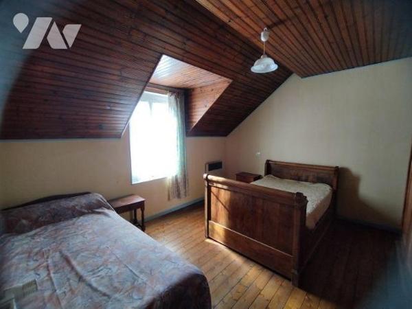 Maison élevée sur cave pour partie, composée au rez-de-chaussée:
- véranda, cuisine aménagée, ...