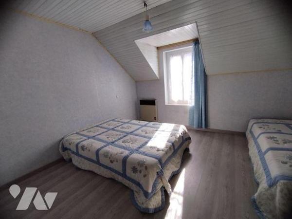 Maison élevée sur cave pour partie, composée au rez-de-chaussée:
- véranda, cuisine aménagée, ...