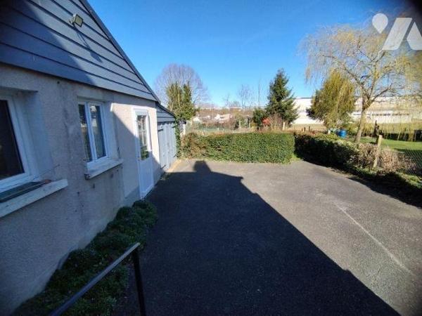 Maison élevée sur cave pour partie, composée au rez-de-chaussée:
- véranda, cuisine aménagée, ...