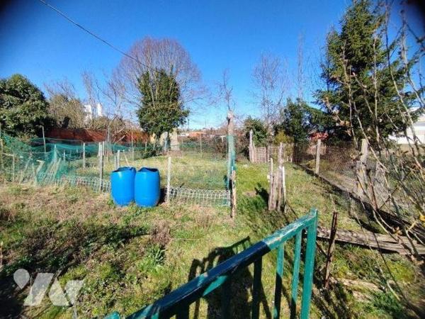 Maison élevée sur cave pour partie, composée au rez-de-chaussée:
- véranda, cuisine aménagée, ...
