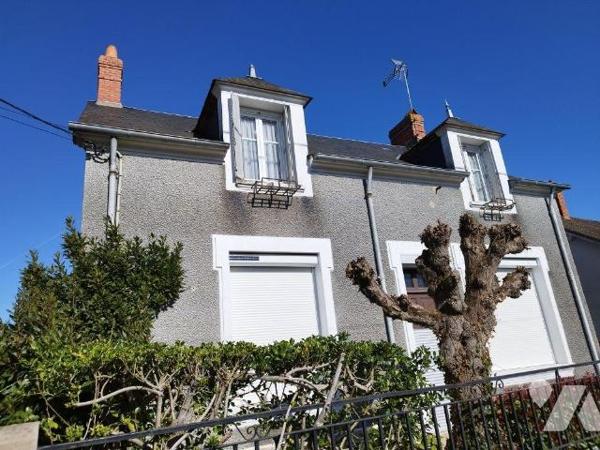 Maison élevée sur cave pour partie, composée au rez-de-chaussée:
- véranda, cuisine aménagée, ...