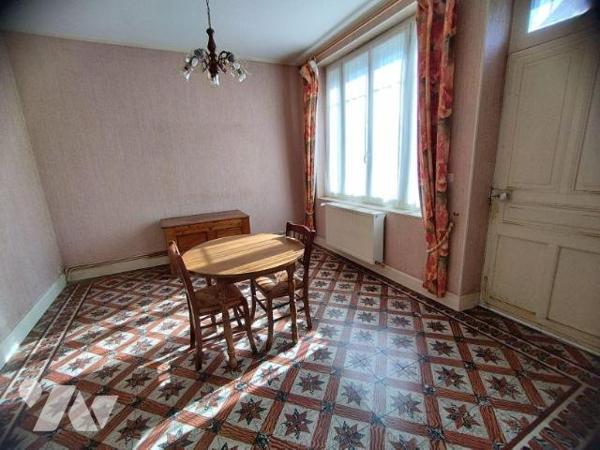 Maison élevée sur cave pour partie, composée au rez-de-chaussée:
- véranda, cuisine aménagée, ...