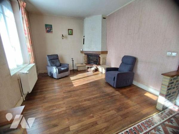 Maison élevée sur cave pour partie, composée au rez-de-chaussée:
- véranda, cuisine aménagée, ...