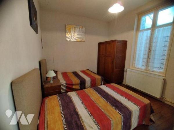 Maison élevée sur cave pour partie, composée au rez-de-chaussée:
- véranda, cuisine aménagée, ...