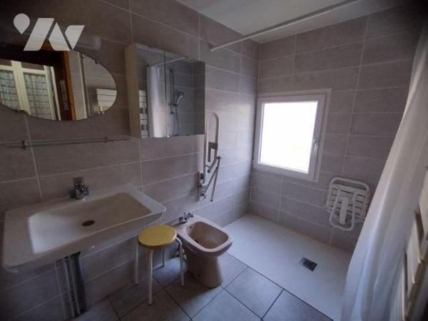 Maison élevée sur cave pour partie, composée au rez-de-chaussée:
- véranda, cuisine aménagée, ...