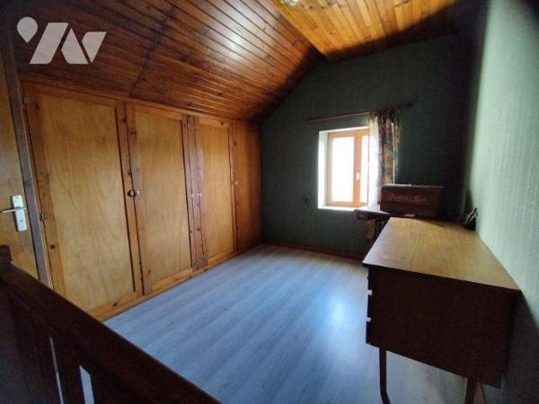 Maison élevée sur cave pour partie, composée au rez-de-chaussée:
- véranda, cuisine aménagée, ...