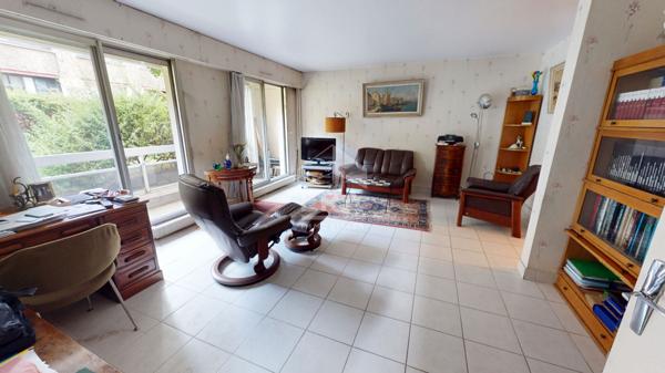 Paris 19ème  Rez-de-jardin  2/ 3 pièces  de  54 m2