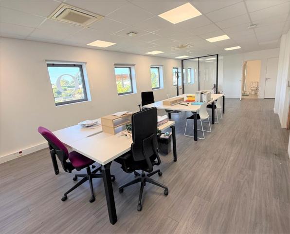 260 m² de bureaux climatisés et fonctionnel sur 2 étages. Disponible immédiatement