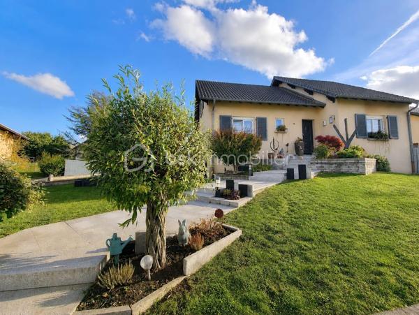 Venez découvrir cette très belle maison individuelle de 146 m², idéalement située à Blies-Guersviller, à seulement quelques minutes de Sarreguemines et de la frontière allemande, dans un environnement calme et recherché.

Dès l'entrée, vous serez séduit par les beaux volumes et la luminosité de cette maison. 
Le rez-de-chaussée propose une spacieuse pièce de vie composée d'un salon-séjour chaleureux, agrémenté d'un poêle à bois, avec un accès direct à une magnifique terrasse, idéale pour profiter des beaux jours. La cuisine neuve et entièrement équipée offre également un accès direct à l'extérieur, apportant un véritable confort au quotidien.

Toujours au rez-de-chaussée, vous trouverez une chambre, ainsi qu'une salle d'eau entièrement rénovée ainsi qu'un WC indépendant.

À l'étage, l'espace nuit se compose de deux belles chambres spacieuses et d'une salle de bains.

La maison dispose également d'un sous-sol complet avec de nombreux espaces de rangement ainsi qu'un garage.

À l'extérieur, vous profiterez d'un terrain entièrement clôturé pour apprécier les beaux jours en toute tranquillité.

Pour votre confort, la maison est équipée d'une pompe à chaleur récente, garantissant performance énergétique et économies au quotidien.

Aucun travaux n'est à prévoir : vous n'aurez plus qu'à poser vos valises !

Contactez moi sans tarder !