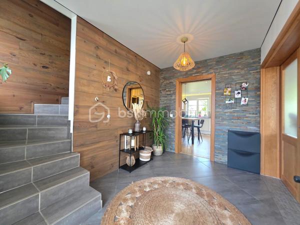 Venez découvrir cette très belle maison individuelle de 146 m², idéalement située à Blies-Guersviller, à seulement quelques minutes de Sarreguemines et de la frontière allemande, dans un environnement calme et recherché.

Dès l'entrée, vous serez séduit par les beaux volumes et la luminosité de cette maison. 
Le rez-de-chaussée propose une spacieuse pièce de vie composée d'un salon-séjour chaleureux, agrémenté d'un poêle à bois, avec un accès direct à une magnifique terrasse, idéale pour profiter des beaux jours. La cuisine neuve et entièrement équipée offre également un accès direct à l'extérieur, apportant un véritable confort au quotidien.

Toujours au rez-de-chaussée, vous trouverez une chambre, ainsi qu'une salle d'eau entièrement rénovée ainsi qu'un WC indépendant.

À l'étage, l'espace nuit se compose de deux belles chambres spacieuses et d'une salle de bains.

La maison dispose également d'un sous-sol complet avec de nombreux espaces de rangement ainsi qu'un garage.

À l'extérieur, vous profiterez d'un terrain entièrement clôturé pour apprécier les beaux jours en toute tranquillité.

Pour votre confort, la maison est équipée d'une pompe à chaleur récente, garantissant performance énergétique et économies au quotidien.

Aucun travaux n'est à prévoir : vous n'aurez plus qu'à poser vos valises !

Contactez moi sans tarder !