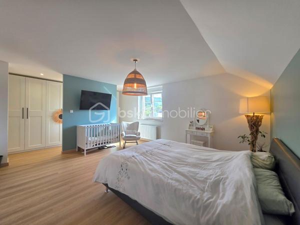 Venez découvrir cette très belle maison individuelle de 146 m², idéalement située à Blies-Guersviller, à seulement quelques minutes de Sarreguemines et de la frontière allemande, dans un environnement calme et recherché.

Dès l'entrée, vous serez séduit par les beaux volumes et la luminosité de cette maison. 
Le rez-de-chaussée propose une spacieuse pièce de vie composée d'un salon-séjour chaleureux, agrémenté d'un poêle à bois, avec un accès direct à une magnifique terrasse, idéale pour profiter des beaux jours. La cuisine neuve et entièrement équipée offre également un accès direct à l'extérieur, apportant un véritable confort au quotidien.

Toujours au rez-de-chaussée, vous trouverez une chambre, ainsi qu'une salle d'eau entièrement rénovée ainsi qu'un WC indépendant.

À l'étage, l'espace nuit se compose de deux belles chambres spacieuses et d'une salle de bains.

La maison dispose également d'un sous-sol complet avec de nombreux espaces de rangement ainsi qu'un garage.

À l'extérieur, vous profiterez d'un terrain entièrement clôturé pour apprécier les beaux jours en toute tranquillité.

Pour votre confort, la maison est équipée d'une pompe à chaleur récente, garantissant performance énergétique et économies au quotidien.

Aucun travaux n'est à prévoir : vous n'aurez plus qu'à poser vos valises !

Contactez moi sans tarder !
