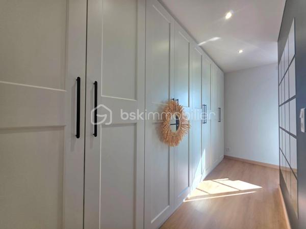 Venez découvrir cette très belle maison individuelle de 146 m², idéalement située à Blies-Guersviller, à seulement quelques minutes de Sarreguemines et de la frontière allemande, dans un environnement calme et recherché.

Dès l'entrée, vous serez séduit par les beaux volumes et la luminosité de cette maison. 
Le rez-de-chaussée propose une spacieuse pièce de vie composée d'un salon-séjour chaleureux, agrémenté d'un poêle à bois, avec un accès direct à une magnifique terrasse, idéale pour profiter des beaux jours. La cuisine neuve et entièrement équipée offre également un accès direct à l'extérieur, apportant un véritable confort au quotidien.

Toujours au rez-de-chaussée, vous trouverez une chambre, ainsi qu'une salle d'eau entièrement rénovée ainsi qu'un WC indépendant.

À l'étage, l'espace nuit se compose de deux belles chambres spacieuses et d'une salle de bains.

La maison dispose également d'un sous-sol complet avec de nombreux espaces de rangement ainsi qu'un garage.

À l'extérieur, vous profiterez d'un terrain entièrement clôturé pour apprécier les beaux jours en toute tranquillité.

Pour votre confort, la maison est équipée d'une pompe à chaleur récente, garantissant performance énergétique et économies au quotidien.

Aucun travaux n'est à prévoir : vous n'aurez plus qu'à poser vos valises !

Contactez moi sans tarder !