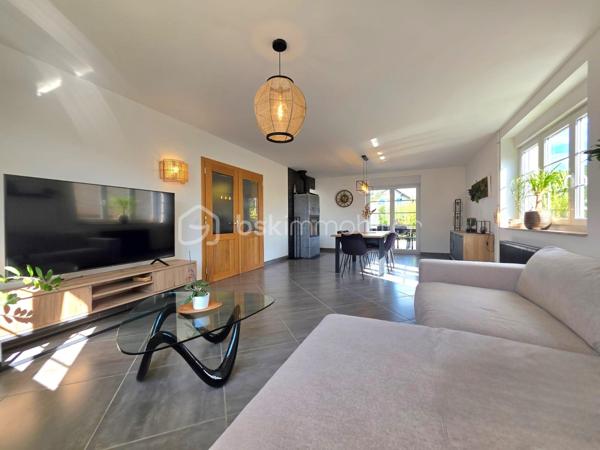 Venez découvrir cette très belle maison individuelle de 146 m², idéalement située à Blies-Guersviller, à seulement quelques minutes de Sarreguemines et de la frontière allemande, dans un environnement calme et recherché.

Dès l'entrée, vous serez séduit par les beaux volumes et la luminosité de cette maison. 
Le rez-de-chaussée propose une spacieuse pièce de vie composée d'un salon-séjour chaleureux, agrémenté d'un poêle à bois, avec un accès direct à une magnifique terrasse, idéale pour profiter des beaux jours. La cuisine neuve et entièrement équipée offre également un accès direct à l'extérieur, apportant un véritable confort au quotidien.

Toujours au rez-de-chaussée, vous trouverez une chambre, ainsi qu'une salle d'eau entièrement rénovée ainsi qu'un WC indépendant.

À l'étage, l'espace nuit se compose de deux belles chambres spacieuses et d'une salle de bains.

La maison dispose également d'un sous-sol complet avec de nombreux espaces de rangement ainsi qu'un garage.

À l'extérieur, vous profiterez d'un terrain entièrement clôturé pour apprécier les beaux jours en toute tranquillité.

Pour votre confort, la maison est équipée d'une pompe à chaleur récente, garantissant performance énergétique et économies au quotidien.

Aucun travaux n'est à prévoir : vous n'aurez plus qu'à poser vos valises !

Contactez moi sans tarder !