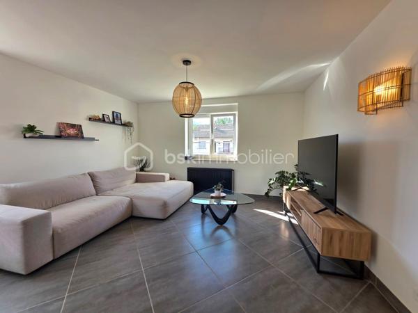 Venez découvrir cette très belle maison individuelle de 146 m², idéalement située à Blies-Guersviller, à seulement quelques minutes de Sarreguemines et de la frontière allemande, dans un environnement calme et recherché.

Dès l'entrée, vous serez séduit par les beaux volumes et la luminosité de cette maison. 
Le rez-de-chaussée propose une spacieuse pièce de vie composée d'un salon-séjour chaleureux, agrémenté d'un poêle à bois, avec un accès direct à une magnifique terrasse, idéale pour profiter des beaux jours. La cuisine neuve et entièrement équipée offre également un accès direct à l'extérieur, apportant un véritable confort au quotidien.

Toujours au rez-de-chaussée, vous trouverez une chambre, ainsi qu'une salle d'eau entièrement rénovée ainsi qu'un WC indépendant.

À l'étage, l'espace nuit se compose de deux belles chambres spacieuses et d'une salle de bains.

La maison dispose également d'un sous-sol complet avec de nombreux espaces de rangement ainsi qu'un garage.

À l'extérieur, vous profiterez d'un terrain entièrement clôturé pour apprécier les beaux jours en toute tranquillité.

Pour votre confort, la maison est équipée d'une pompe à chaleur récente, garantissant performance énergétique et économies au quotidien.

Aucun travaux n'est à prévoir : vous n'aurez plus qu'à poser vos valises !

Contactez moi sans tarder !