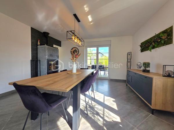 Venez découvrir cette très belle maison individuelle de 146 m², idéalement située à Blies-Guersviller, à seulement quelques minutes de Sarreguemines et de la frontière allemande, dans un environnement calme et recherché.

Dès l'entrée, vous serez séduit par les beaux volumes et la luminosité de cette maison. 
Le rez-de-chaussée propose une spacieuse pièce de vie composée d'un salon-séjour chaleureux, agrémenté d'un poêle à bois, avec un accès direct à une magnifique terrasse, idéale pour profiter des beaux jours. La cuisine neuve et entièrement équipée offre également un accès direct à l'extérieur, apportant un véritable confort au quotidien.

Toujours au rez-de-chaussée, vous trouverez une chambre, ainsi qu'une salle d'eau entièrement rénovée ainsi qu'un WC indépendant.

À l'étage, l'espace nuit se compose de deux belles chambres spacieuses et d'une salle de bains.

La maison dispose également d'un sous-sol complet avec de nombreux espaces de rangement ainsi qu'un garage.

À l'extérieur, vous profiterez d'un terrain entièrement clôturé pour apprécier les beaux jours en toute tranquillité.

Pour votre confort, la maison est équipée d'une pompe à chaleur récente, garantissant performance énergétique et économies au quotidien.

Aucun travaux n'est à prévoir : vous n'aurez plus qu'à poser vos valises !

Contactez moi sans tarder !