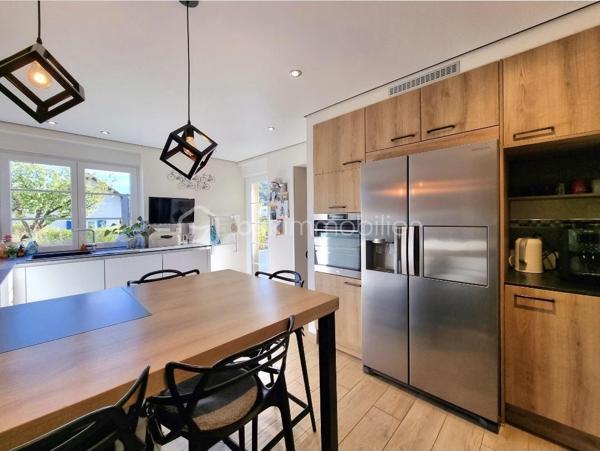Venez découvrir cette très belle maison individuelle de 146 m², idéalement située à Blies-Guersviller, à seulement quelques minutes de Sarreguemines et de la frontière allemande, dans un environnement calme et recherché.

Dès l'entrée, vous serez séduit par les beaux volumes et la luminosité de cette maison. 
Le rez-de-chaussée propose une spacieuse pièce de vie composée d'un salon-séjour chaleureux, agrémenté d'un poêle à bois, avec un accès direct à une magnifique terrasse, idéale pour profiter des beaux jours. La cuisine neuve et entièrement équipée offre également un accès direct à l'extérieur, apportant un véritable confort au quotidien.

Toujours au rez-de-chaussée, vous trouverez une chambre, ainsi qu'une salle d'eau entièrement rénovée ainsi qu'un WC indépendant.

À l'étage, l'espace nuit se compose de deux belles chambres spacieuses et d'une salle de bains.

La maison dispose également d'un sous-sol complet avec de nombreux espaces de rangement ainsi qu'un garage.

À l'extérieur, vous profiterez d'un terrain entièrement clôturé pour apprécier les beaux jours en toute tranquillité.

Pour votre confort, la maison est équipée d'une pompe à chaleur récente, garantissant performance énergétique et économies au quotidien.

Aucun travaux n'est à prévoir : vous n'aurez plus qu'à poser vos valises !

Contactez moi sans tarder !