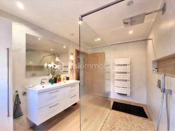 Venez découvrir cette très belle maison individuelle de 146 m², idéalement située à Blies-Guersviller, à seulement quelques minutes de Sarreguemines et de la frontière allemande, dans un environnement calme et recherché.

Dès l'entrée, vous serez séduit par les beaux volumes et la luminosité de cette maison. 
Le rez-de-chaussée propose une spacieuse pièce de vie composée d'un salon-séjour chaleureux, agrémenté d'un poêle à bois, avec un accès direct à une magnifique terrasse, idéale pour profiter des beaux jours. La cuisine neuve et entièrement équipée offre également un accès direct à l'extérieur, apportant un véritable confort au quotidien.

Toujours au rez-de-chaussée, vous trouverez une chambre, ainsi qu'une salle d'eau entièrement rénovée ainsi qu'un WC indépendant.

À l'étage, l'espace nuit se compose de deux belles chambres spacieuses et d'une salle de bains.

La maison dispose également d'un sous-sol complet avec de nombreux espaces de rangement ainsi qu'un garage.

À l'extérieur, vous profiterez d'un terrain entièrement clôturé pour apprécier les beaux jours en toute tranquillité.

Pour votre confort, la maison est équipée d'une pompe à chaleur récente, garantissant performance énergétique et économies au quotidien.

Aucun travaux n'est à prévoir : vous n'aurez plus qu'à poser vos valises !

Contactez moi sans tarder !