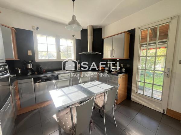 Talence centre ville maison indépendante 4 chambres + 2 bureaux implantée sur un terrain de plus de 300m² à proximité du tram