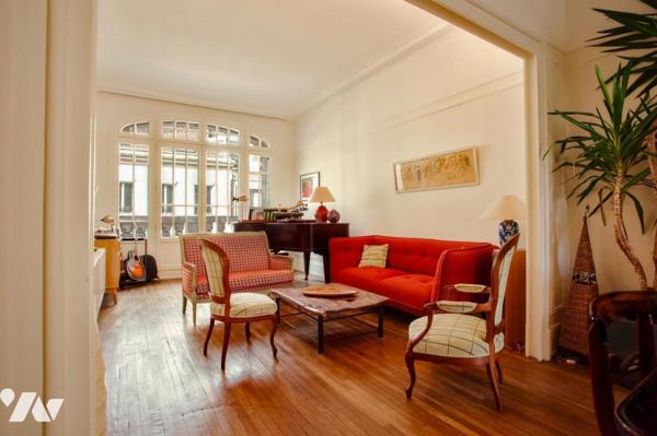 Maison 7 pièces avec terrasse, cour et stationnement.