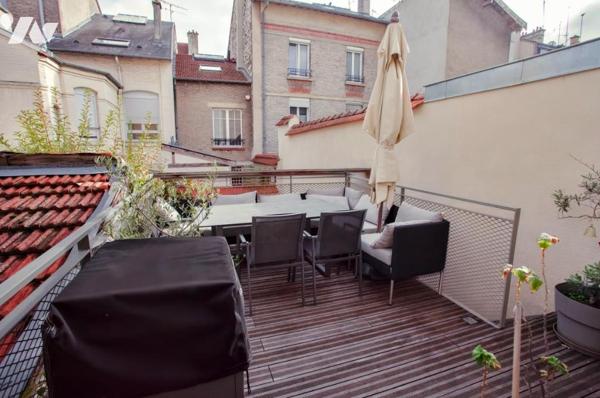Maison 7 pièces avec terrasse, cour et stationnement.