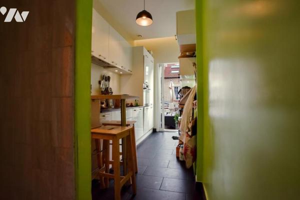 Maison 7 pièces avec terrasse, cour et stationnement.