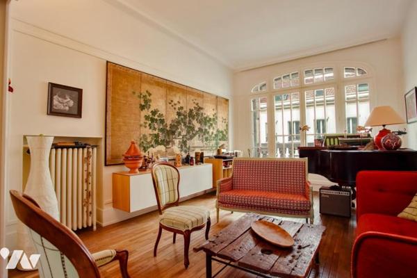 Maison 7 pièces avec terrasse, cour et stationnement.