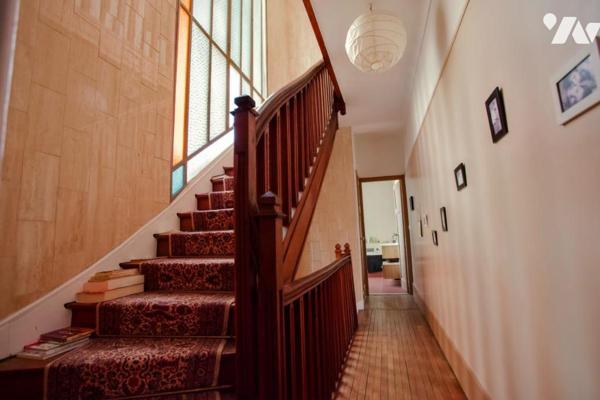 Maison 7 pièces avec terrasse, cour et stationnement.