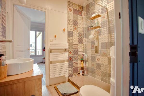 Maison 7 pièces avec terrasse, cour et stationnement.