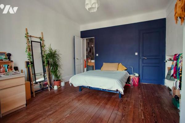 Maison 7 pièces avec terrasse, cour et stationnement.