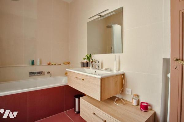 Maison 7 pièces avec terrasse, cour et stationnement.