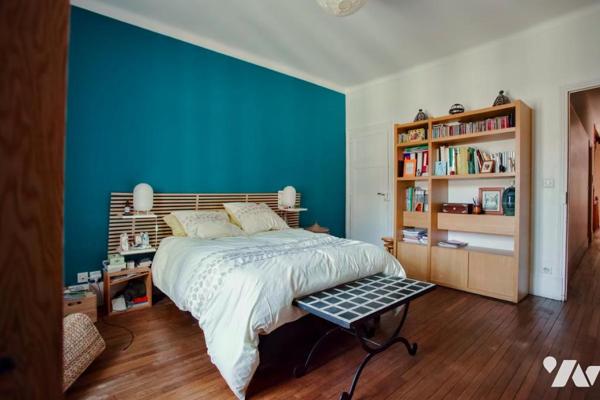 Maison 7 pièces avec terrasse, cour et stationnement.