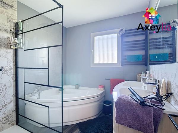 Saint-Jean-Saint-Maurice-sur-Loire (42155) A VENDRE - SAINT-JEAN-SAINT-MAURICE - MAISON DE PLAIN-PIED DE 2007 AVEC TROIS CHAMBRES, GARAGE ET TERRAIN