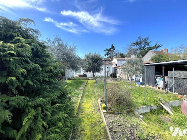 A VENDRE - REZE - Mairie - A RENOVER - Maison de plain-pied d'env 70.44m² sur 678m² de terrain