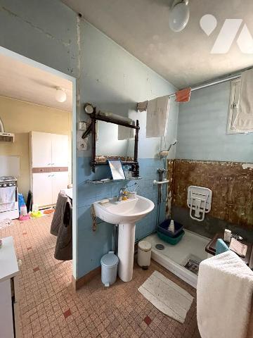 A VENDRE - REZE - Mairie - A RENOVER - Maison de plain-pied d'env 70.44m² sur 678m² de terrain