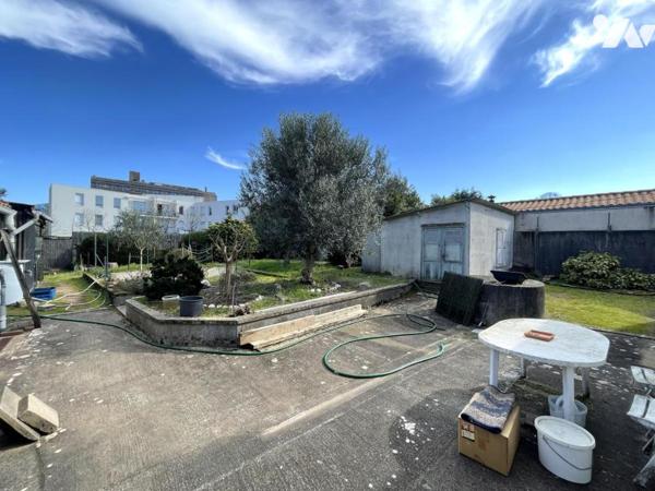 A VENDRE - REZE - Mairie - A RENOVER - Maison de plain-pied d'env 70.44m² sur 678m² de terrain