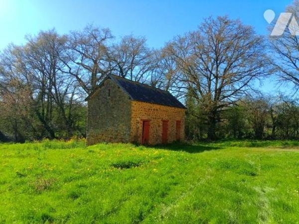 Un corps de ferme comprenant  une maison d'habitation, des dépendances et 1,78 hectares