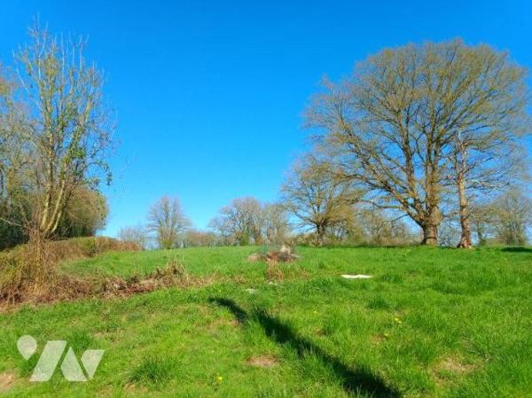 Un corps de ferme comprenant  une maison d'habitation, des dépendances et 1,78 hectares