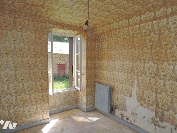 Un corps de ferme comprenant  une maison d'habitation, des dépendances et 1,78 hectares