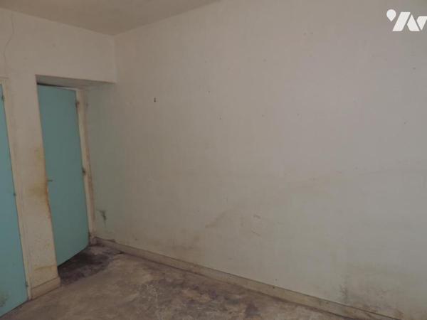 Un corps de ferme comprenant  une maison d'habitation, des dépendances et 1,78 hectares