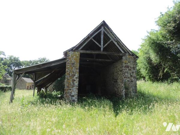 Un corps de ferme comprenant  une maison d'habitation, des dépendances et 1,78 hectares