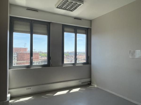 Bureau
         6 pièces
        - 72 m² Exclusivité 180 000 € *