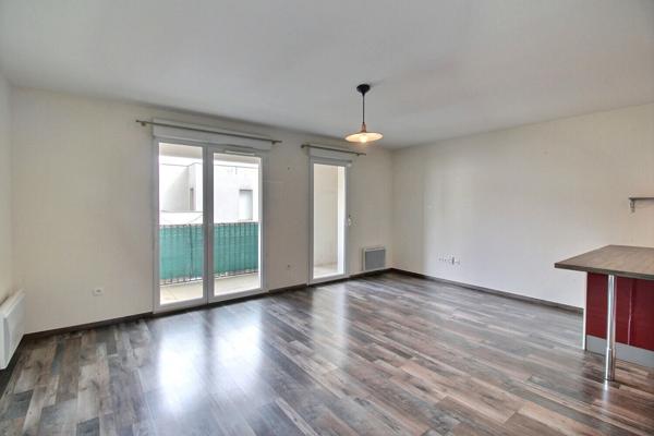 Appartement F2 avec balcon et place de parking à Epernon secteur gare