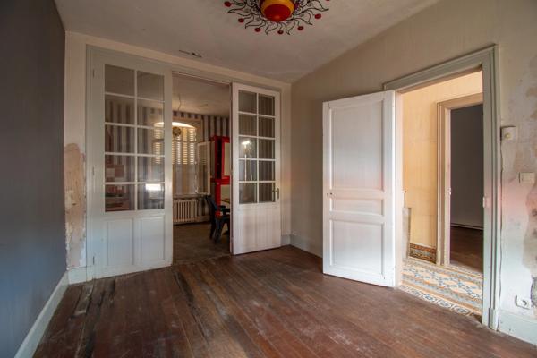 Maison mitoyenne à rénover entièrement