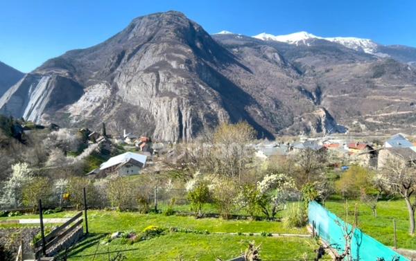 A VENDRE en Maurienne, Maison individuelle 8 pièces, 2 studios indépendants, terrain, vue montagnes et vallée