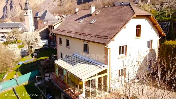 A VENDRE en Maurienne, Maison individuelle 8 pièces, 2 studios indépendants, terrain, vue montagnes et vallée