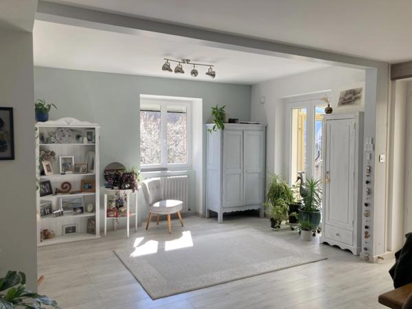 A VENDRE en Maurienne, Maison individuelle 8 pièces, 2 studios indépendants, terrain, vue montagnes et vallée