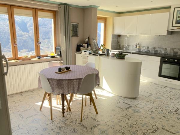 A VENDRE en Maurienne, Maison individuelle 8 pièces, 2 studios indépendants, terrain, vue montagnes et vallée