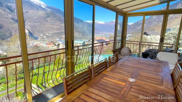A VENDRE en Maurienne, Maison individuelle 8 pièces, 2 studios indépendants, terrain, vue montagnes et vallée